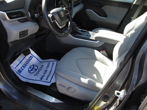 Used 2022 Toyota Highlander L image 11