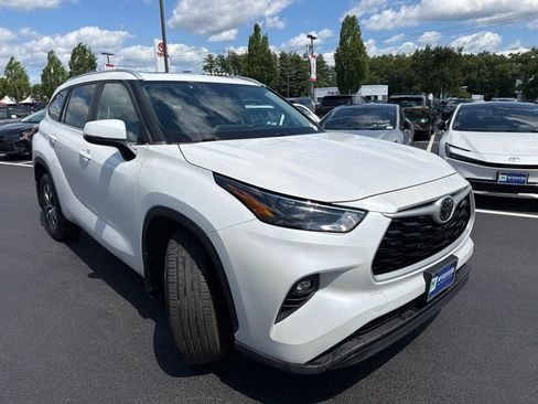 Used 2023 Toyota Highlander XLE AWD/4WD image 3