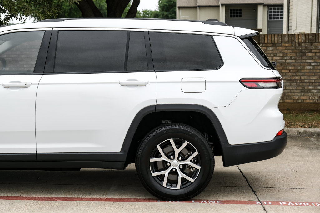 Used 2023 Jeep Grand Cherokee L Limited AWD/4WD image 23