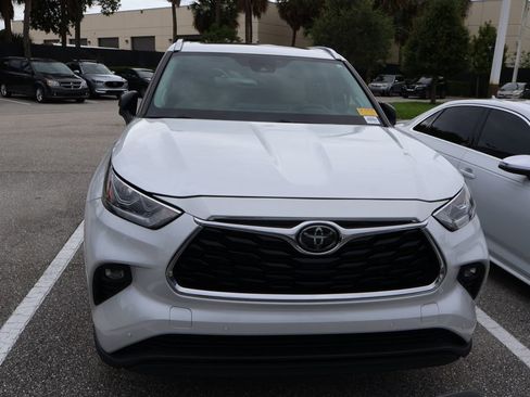Used 2024 Toyota Highlander Limited FWD image 5