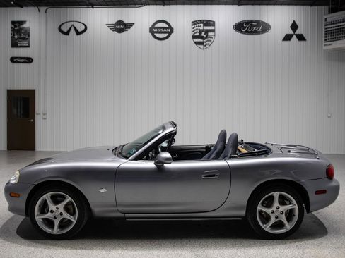 Used 2003 MAZDA MX-5 Miata image 3
