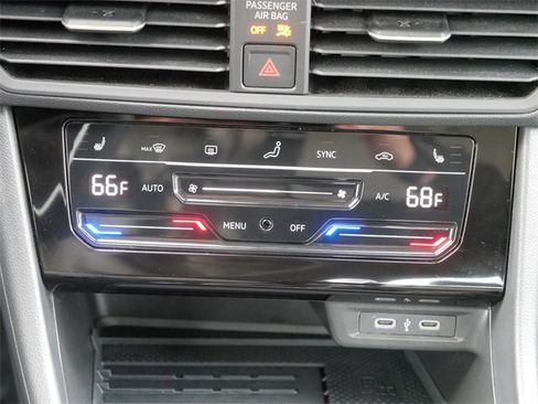 Certified 2025 Volkswagen Jetta SE image 29