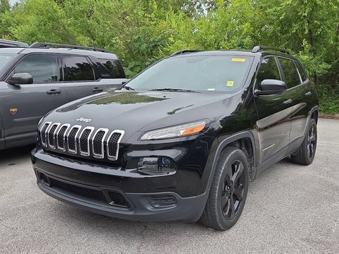 Used 2017 Jeep Cherokee Sport FWD image 2