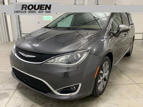 Used 2017 Chrysler Pacifica Limited FWD image 1