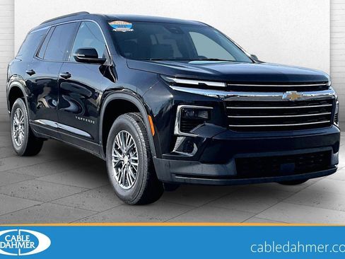 Used 2025 Chevrolet Traverse LT image 1
