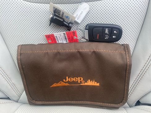 Used 2019 Jeep Cherokee Limited AWD/4WD image 38