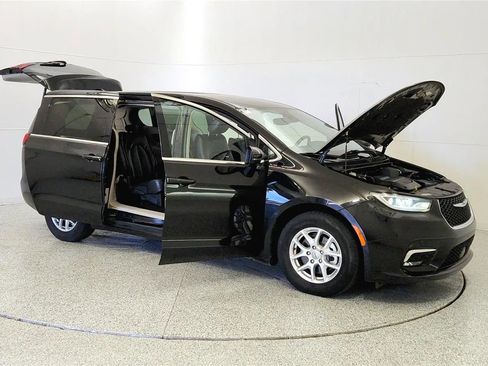 Used 2023 Chrysler Pacifica Touring-L FWD image 9