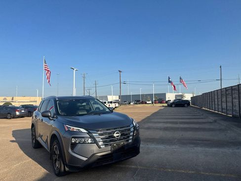 Used 2024 Nissan Rogue SV w/ SV Premium Package FWD image 2