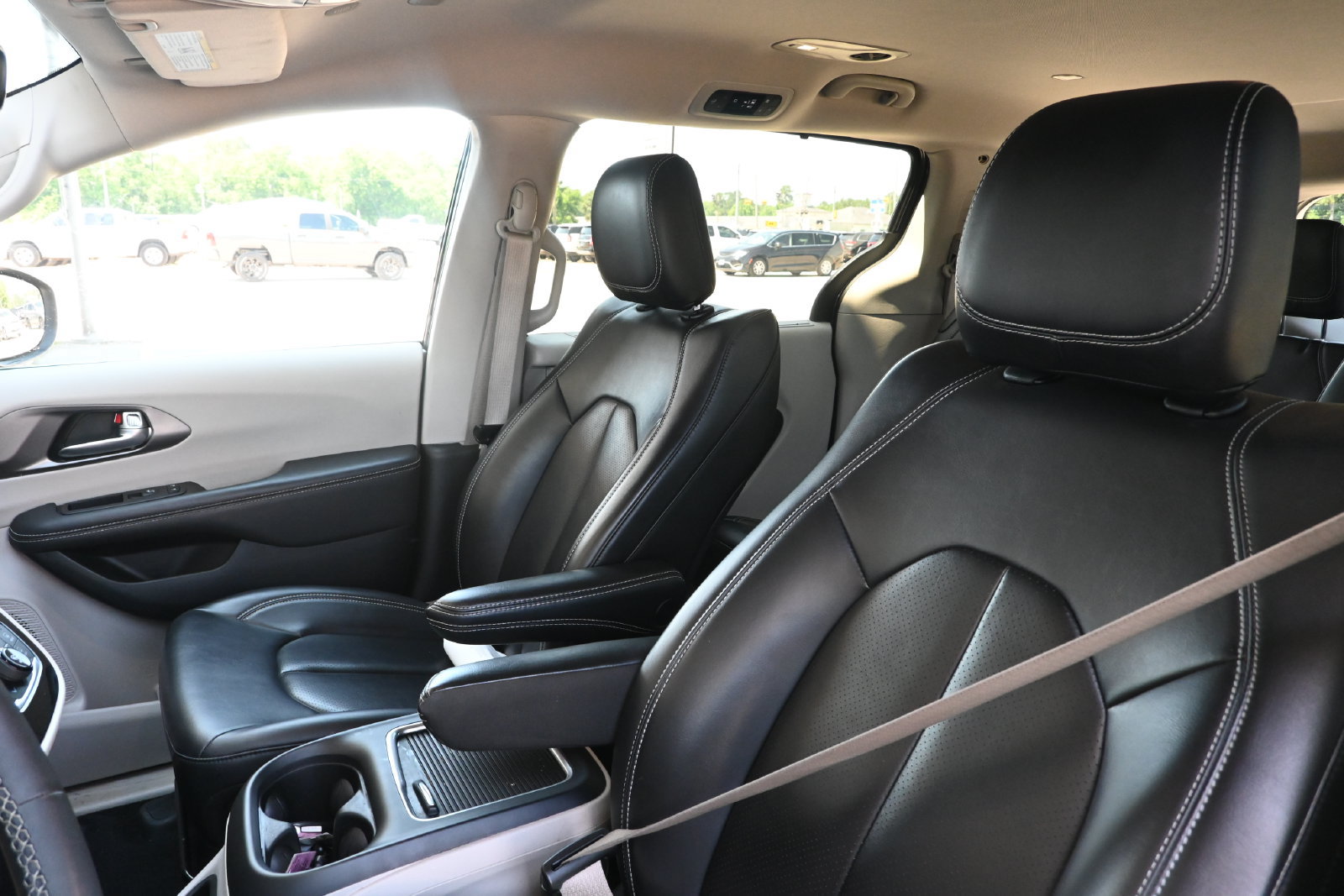 Used 2023 Chrysler Pacifica Touring-L FWD image 19