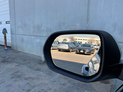 Used 2025 Chevrolet Equinox LT image 18