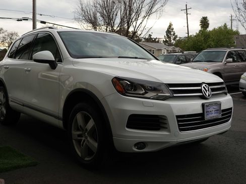 Used 2014 Volkswagen Touareg TDI image 9