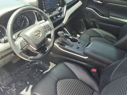 Used 2021 Toyota Highlander XSE FWD image 9