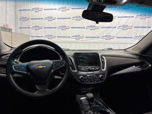 Used 2022 Chevrolet Malibu LT image 2