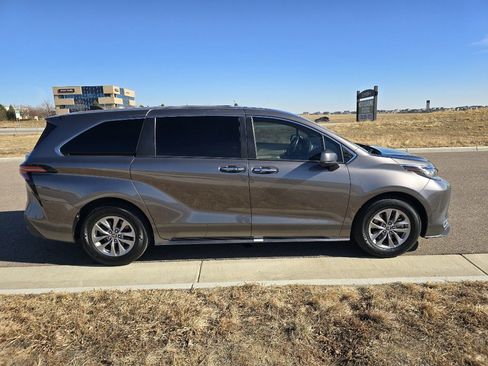 Used 2022 Toyota Sienna XLE image 6