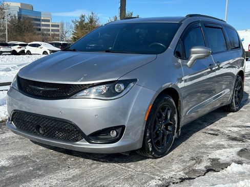 Used 2020 Chrysler Pacifica Touring-L Plus image 3