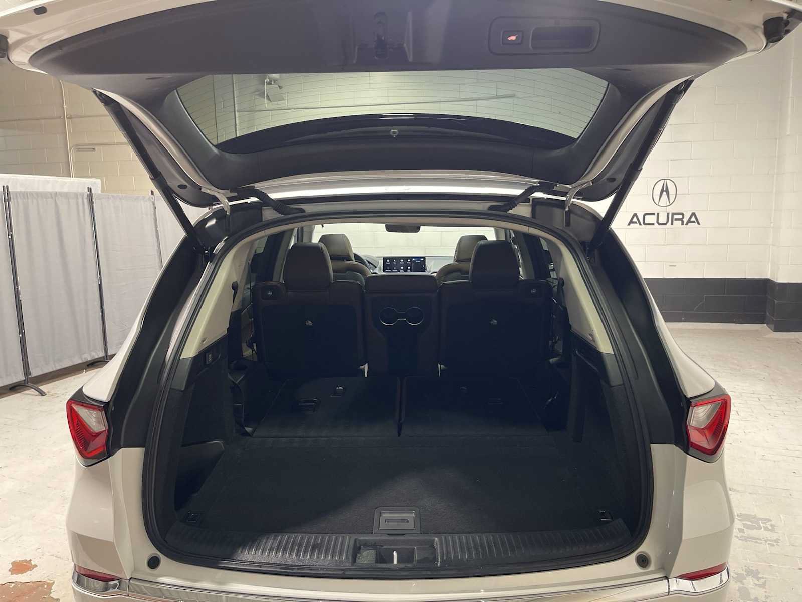 Used 2024 Acura MDX w/ Technology Package AWD/4WD image 19