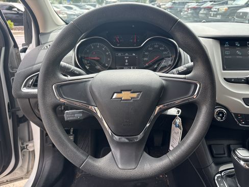 Used 2018 Chevrolet Cruze LS FWD image 17