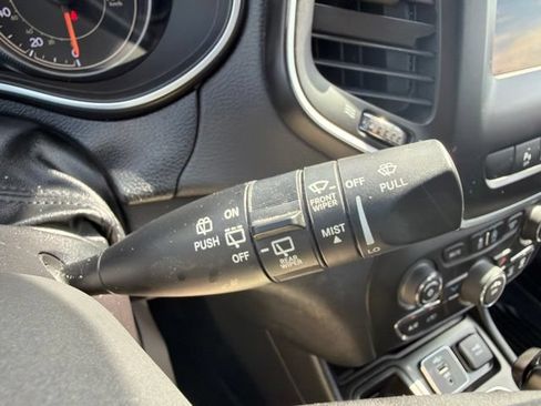 Used 2021 Jeep Cherokee Latitude Plus FWD image 38