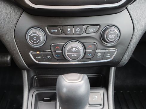 Used 2019 Jeep Cherokee Latitude Plus w/ Comfort/Convenience Group image 23