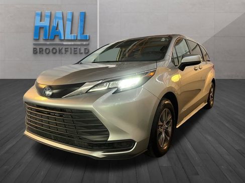 Used 2022 Toyota Sienna LE image 1