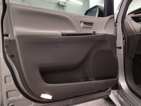 Used 2019 Toyota Sienna XLE image 20