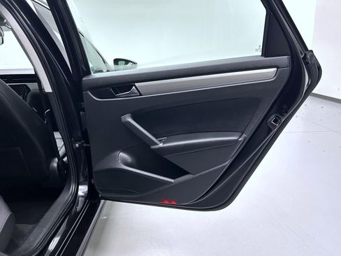 Used 2021 Volkswagen Passat 2.0T SE image 17