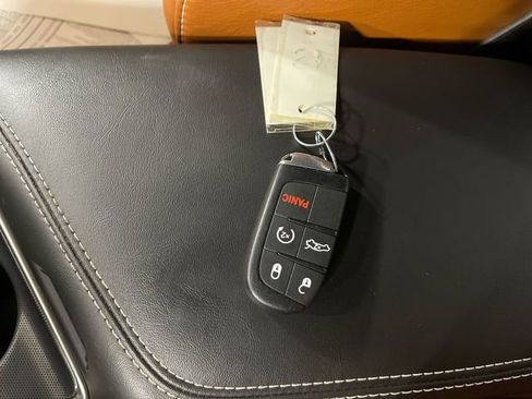 Used 2015 Dodge Challenger SRT image 21