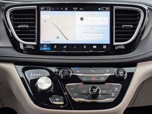 Used 2024 Chrysler Pacifica Select image 15