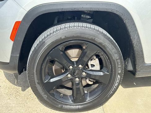 Used 2023 Jeep Grand Cherokee L Laredo RWD image 6