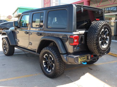 Used 2025 Jeep Wrangler Unlimited Rubicon 4xe w/ Convenience Group AWD/4WD image 15
