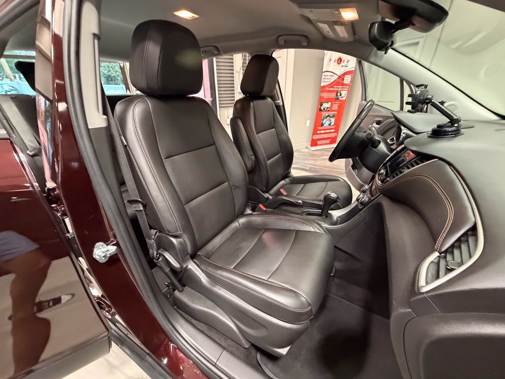 Used 2021 Chevrolet Trax LT w/ Premium Seat Package AWD/4WD image 4