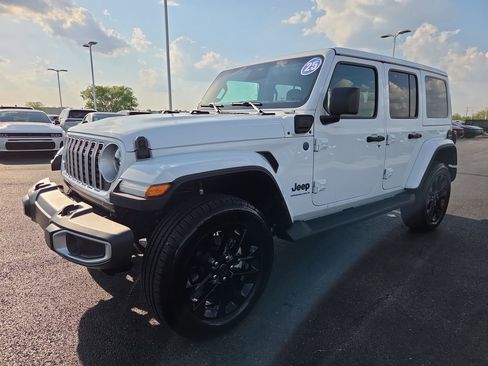 Used 2025 Jeep Wrangler Unlimited Sahara AWD/4WD image 3