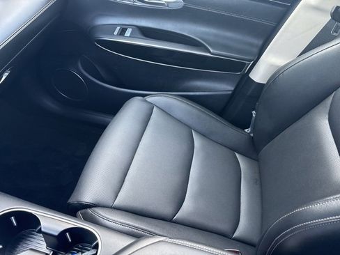 Used 2025 Genesis GV70 2.5T image 8