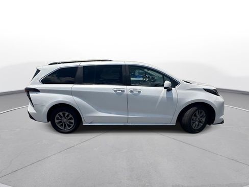 Certified 2026 Toyota Sienna XLE FWD image 5