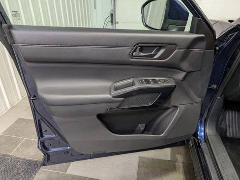 Used 2025 Nissan Pathfinder SV image 13