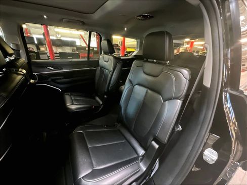 Used 2022 Jeep Grand Cherokee L Limited w/ Luxury Tech Group II image 15
