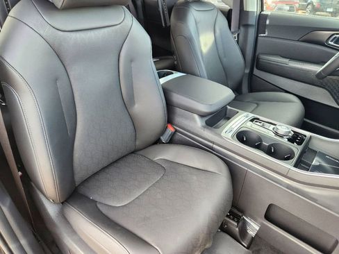 Used 2025 Kia Carnival SX image 16