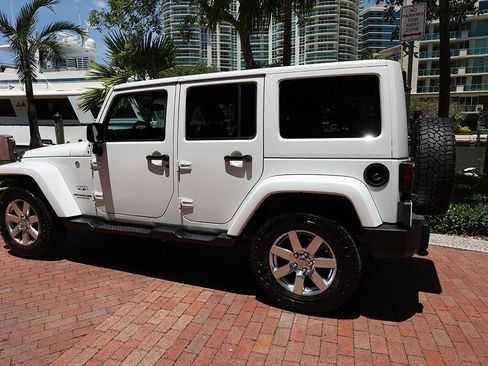 Used 2017 Jeep Wrangler Unlimited Sahara w/ Connectivity Group AWD/4WD image 4