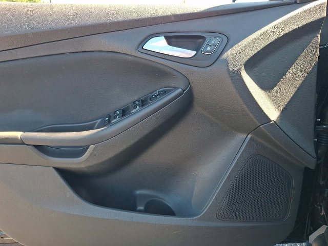 Used 2018 Ford Focus SE w/ SE Appearance Package FWD image 12
