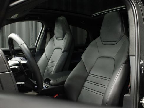 Certified 2025 Porsche Cayenne Turbo w/ Premium Package Plus AWD/4WD image 5