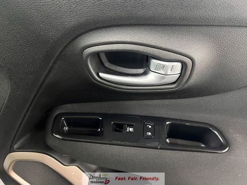 Used 2017 Jeep Renegade Latitude FWD image 38