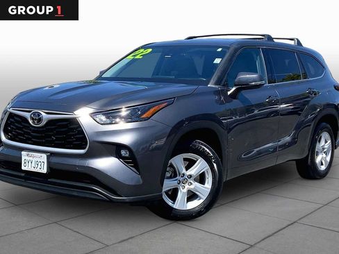Used 2022 Toyota Highlander LE FWD image 1