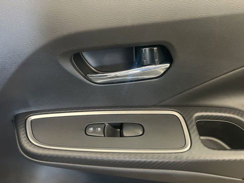 New 2025 Nissan Versa SR image 38