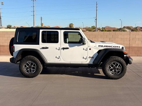 Used 2025 Jeep Wrangler Unlimited Rubicon w/ Convenience Group AWD/4WD image 7