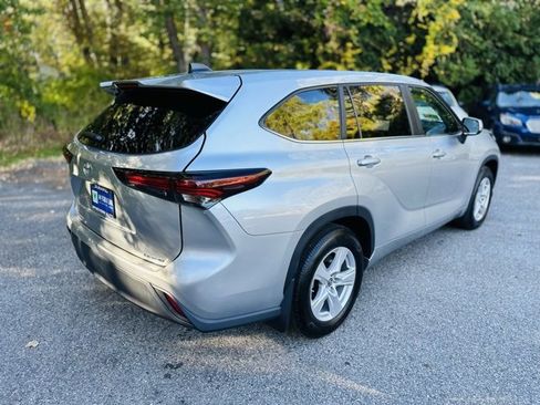 Used 2024 Toyota Highlander LE image 6