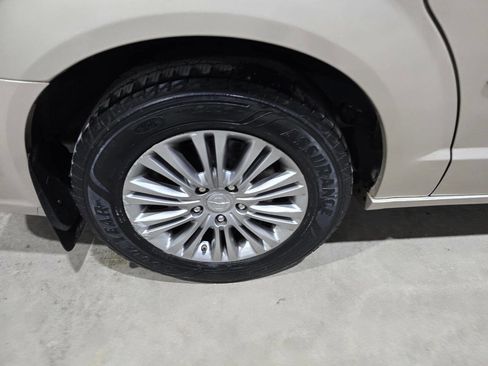 Used 2016 Chrysler Town & Country Touring-L image 20