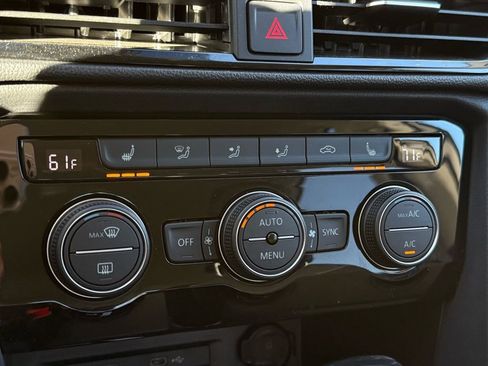 Certified 2024 Volkswagen Taos SE image 11