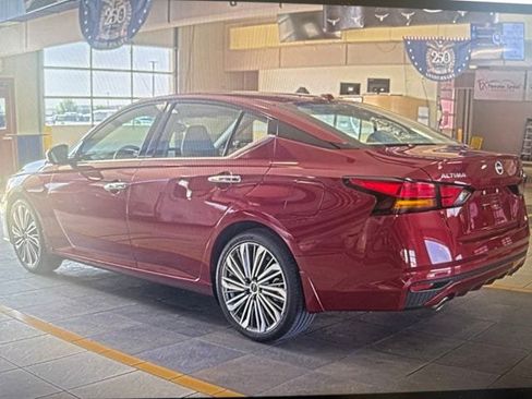 Used 2024 Nissan Altima 2.5 SL FWD image 3