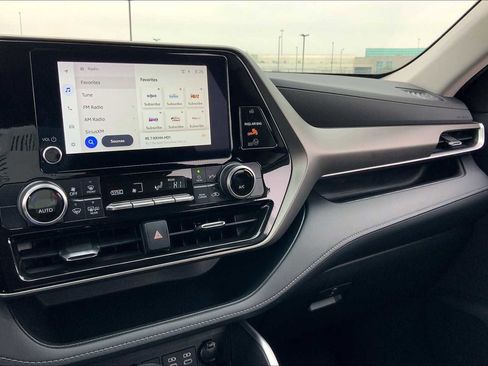 Used 2023 Toyota Highlander LE image 35