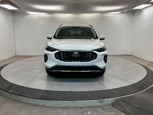 Used 2025 Ford Escape SE w/ PHEV Premium Package image 9